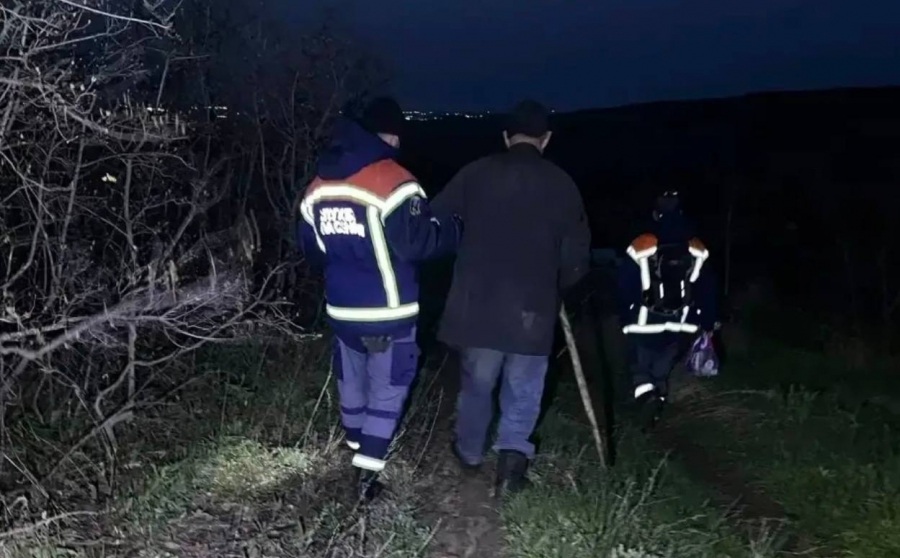 Саратовские спасатели вывели ночью из леса заблудившегося мужчину